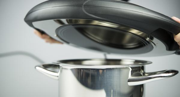 Topf in den umgedrehten Deckel stellen und den Navigenio überkopf auflegen. Auf kleine Stufe schalten, solange der Navigenio rot/blau blinkt ca. 8 Minuten im Audiotherm eingeben und hellbraun backen. Teigtaschen herausnehmen und abkühlen lassen.
