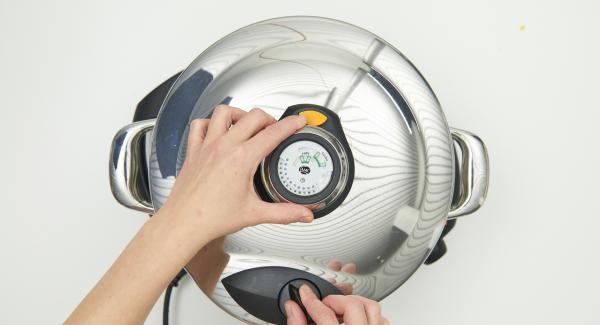 Fleischwürfel wenden und nach und nach Zwiebel, Paste und Gewürze zugeben, mit anbraten und mit etwas Salz würzen. Tomatenwürfel zugeben und sofort mit dem Secuquick softline verschliessen. Fleischwürfel wenden und nach und nach Zwiebel, Paste und Gewürze zugeben, mit anbraten und mit etwas Salz würzen. Tomatenwürfel zugeben und sofort mit dem Secuquick softline verschliessen.