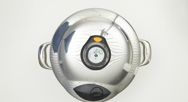 Secuquick nach Ende der Garzeit in einen umgedrehten Deckel stellen und von selbst drucklos werden lassen. Secuquick nach Ende der Garzeit in einen umgedrehten Deckel stellen und von selbst drucklos werden lassen.