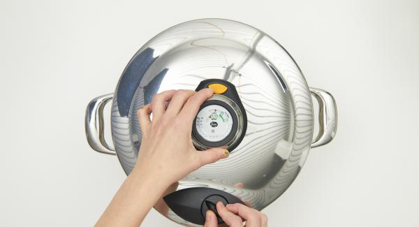 Secuquick nach Ende der Garzeit in einen umgedrehten Deckel stellen und von selbst drucklos werden lassen. Secuquick nach Ende der Garzeit in einen umgedrehten Deckel stellen und von selbst drucklos werden lassen.