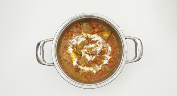 Secuquick abnehmen und Kokosmilch zugeben. Navigenio auf Stufe 6 schalten und die Kokossauce einige Minuten sämig einkochen lassen. Secuquick abnehmen und Kokosmilch zugeben. Navigenio auf Stufe 6 schalten und die Kokossauce einige Minuten sämig einkochen lassen.