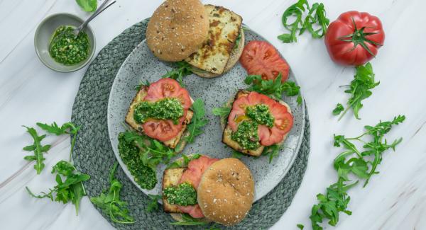 Burger mit Räuchertofu und Pesto