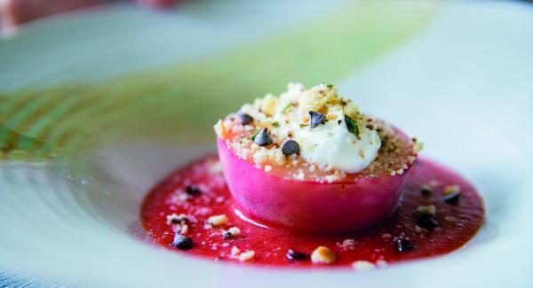 Pfirsich-Dessert mit Erdbeeren und Rosmarin