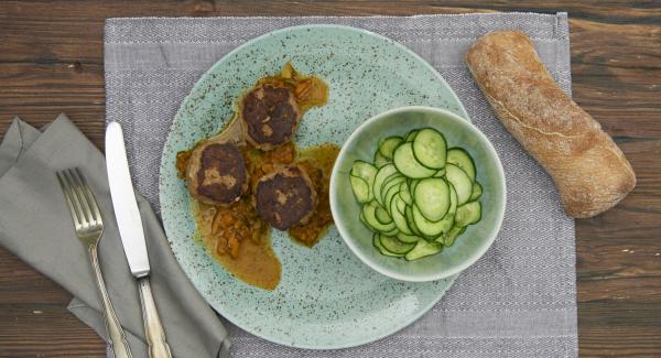 Dänische Frikadellen mit Gurkensalat