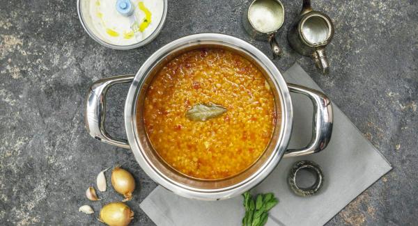 Linsensuppe mit Minzjoghurt