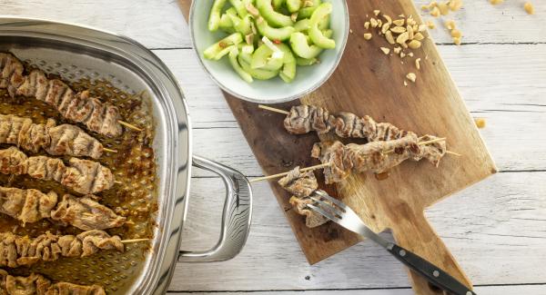 Rindfleischspieße mit scharfem Gurkensalat