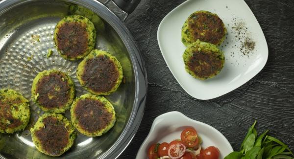 Kartoffelburger mit Tomatensalat