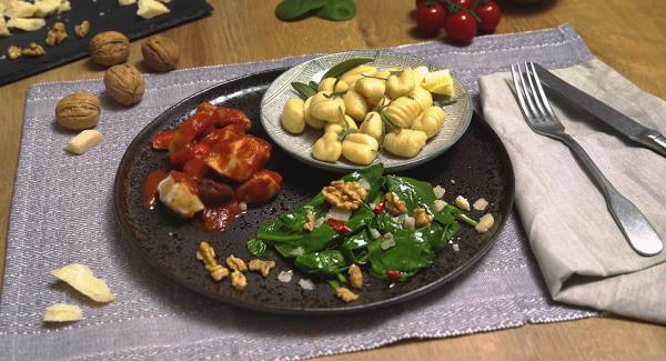 Paprika-Hähnchen mit Gnocchi und Spinat