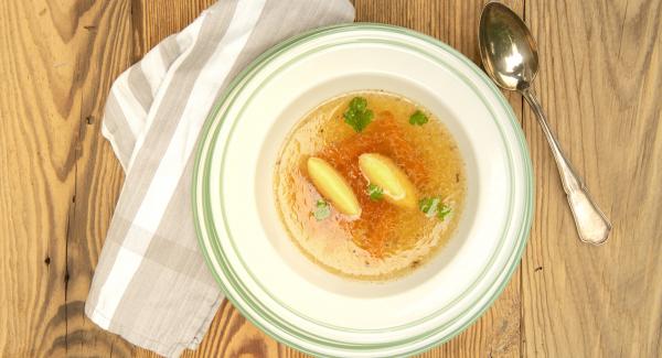 Kärntner Rindsuppe mit Grießnockerl