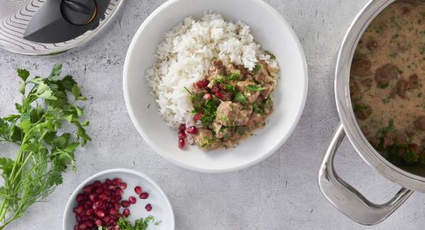 Orientalisches Lamm-Ragout mit Kräutern und Joghurt