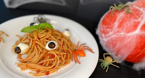 Halloween-Spaghetti mit Tomatensauce