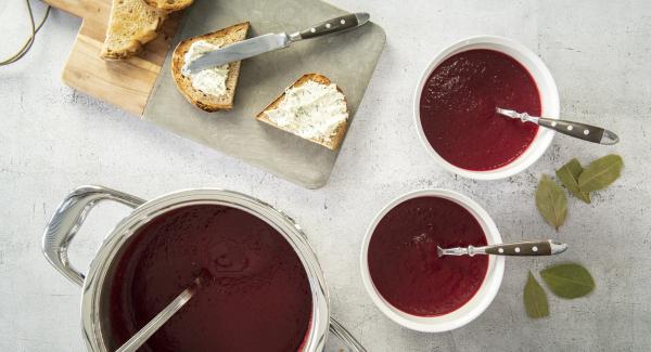 Rote Bete-Suppe mit Meerrettich-Crostini