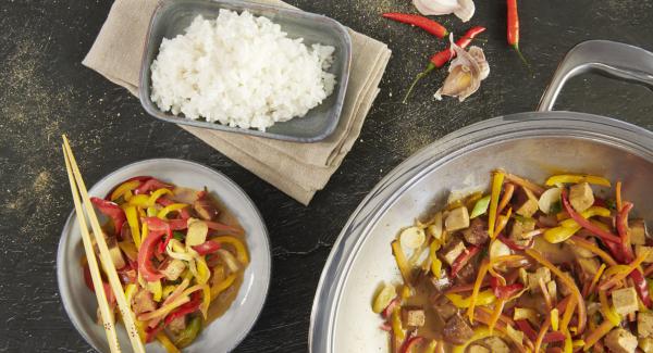 Asia-Gemüse mit Tofu und Reis