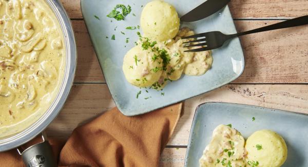 Kartoffelknödel mit Pilzen