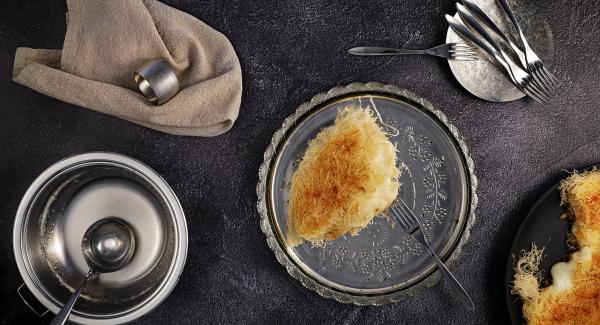 Türkische Nudeln mit Mozzarella (Peynirli künefe)