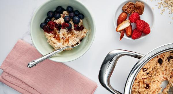 Veganes Porridge mit Trockenfrüchten