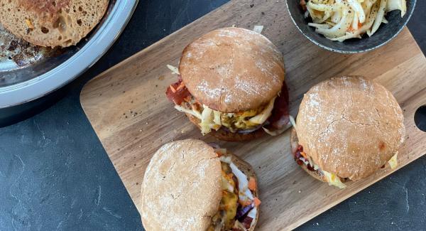 BBQ-Burger mit Coleslaw