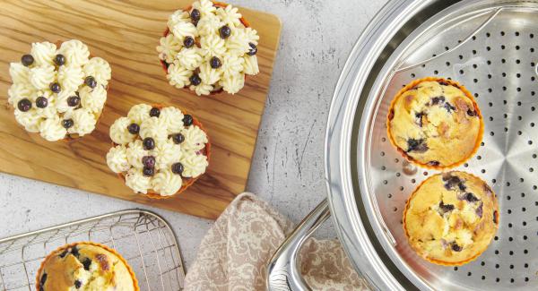 Blaubeer-Cupcakes mit weißer Schokolade