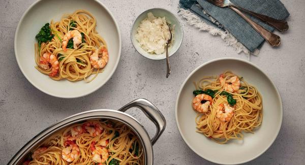 Spaghetti mit Garnelen und Spinat
