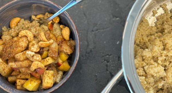 Süße Quinoa-Frühstücksbowl