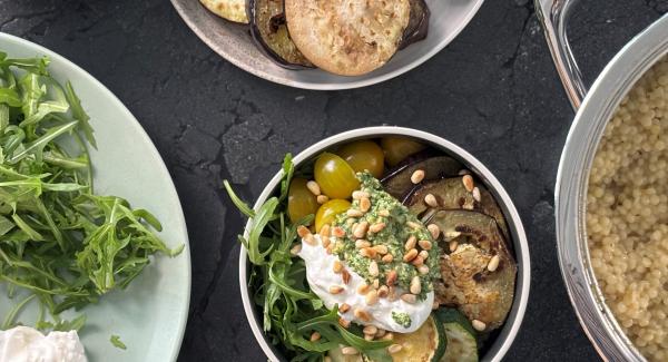 Mediterrane Perlcouscous-Bowl mit Burrata