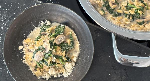 One-Pot: Orzo mit Champignons & Spinat