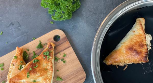 Blätterteigtaschen mit Feta und Spinat