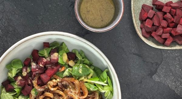 Hasselback-Kartoffel-Bowl mit Bier-Zwiebeln und Feldsalat