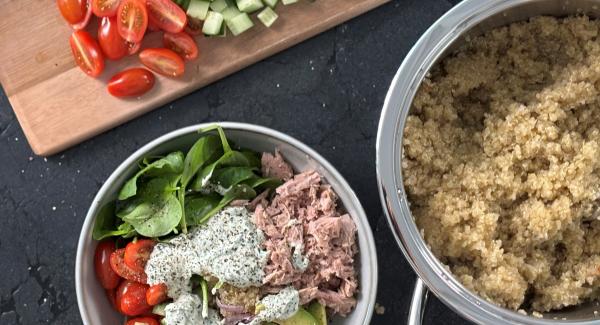 Quinoa-Thunfisch-Bowl mit Joghurtdressing