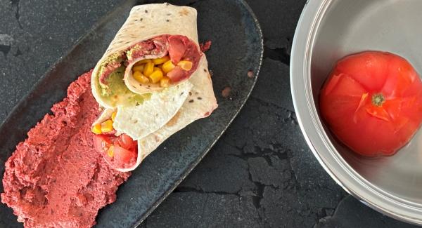 Rainbow Wrap mit Hummus