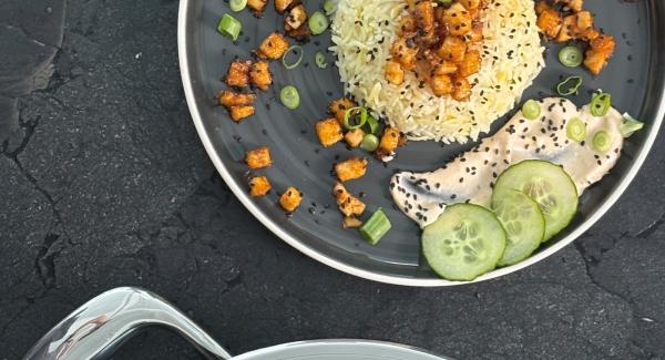 Sticky Tofu mit Reis und Chili-Mayo
