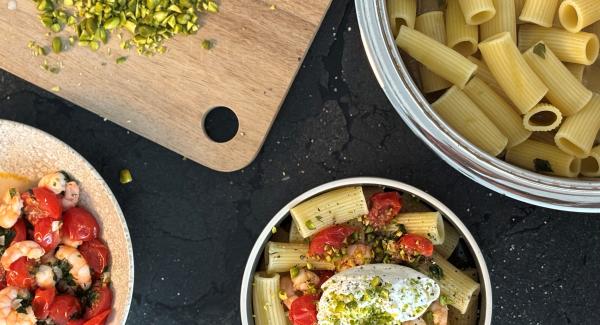 Pasta mit Garnelen, Burrata und Pistazien