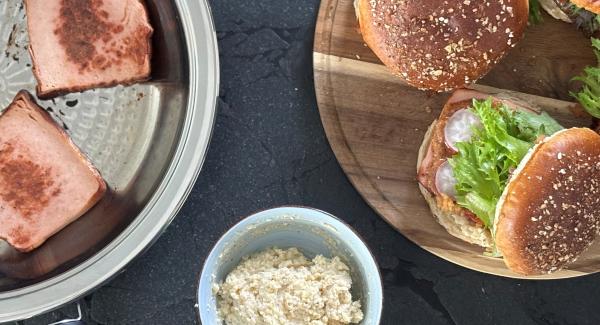 Leberkäse-Burger mit Obazda und Apfel-Relish 