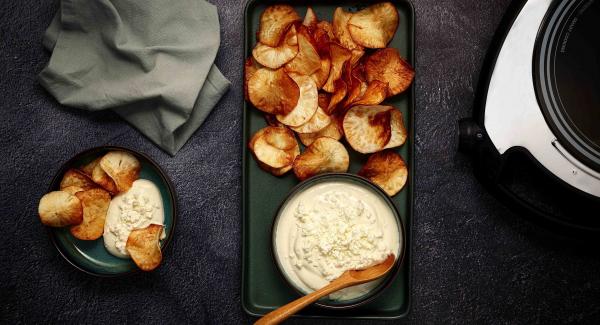 Maniok-Chips mit Joghurt-Feta-Dip