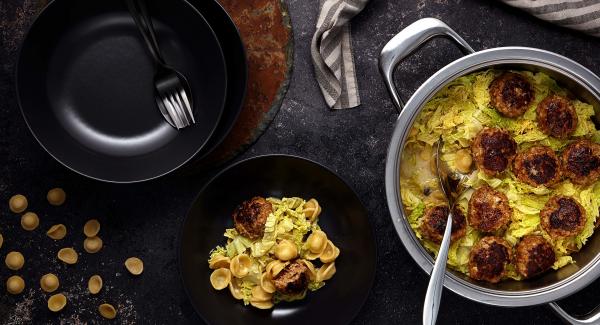 One Pot Pasta mit Hackfleischbällchen