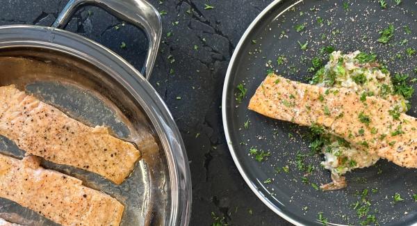 Gebratenes Lachsfilet auf buntem Risotto