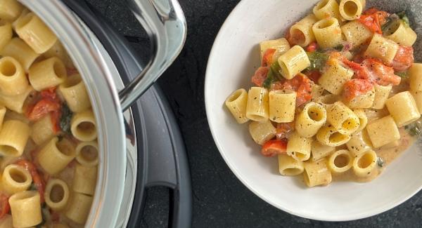 Bärlauch-Pasta mit Tomaten