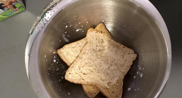 Die Toastscheiben in der Milch einweichen. Zwiebeln schälen und mit den Quick Cut zerkleinern. 
In die kalte Sauteuse geben. Deckel drauf. Bis zum Bratfenster aufheizen. Dann Deckel abnehmen und Zwiebeln anrösten.