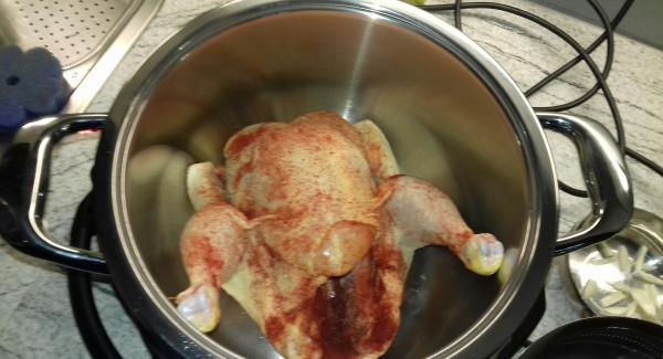 Legen Sie das Huhn mit der Bauchseite (wie abgebildet) in die Softiera 24 cm oder  direkt in den Topf (z.B. 24 cm - 5l).  150 ml Wasser dazugeben.
Secuquick Softline 24 cm aufsetzen und verriegeln.
