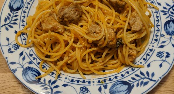 Knoblauch-Spaghetti mit Schweinefleisch