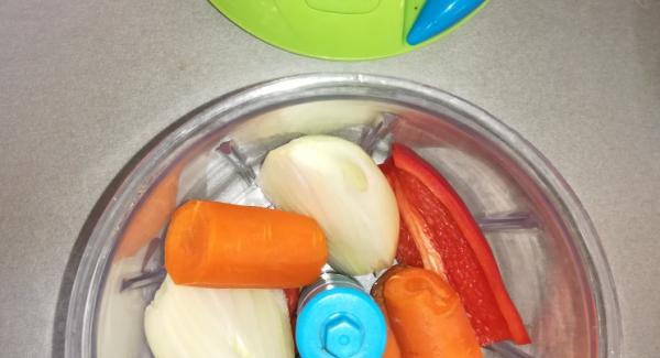 Karotten, Paprika und Zwiebel mit dem Quickcut zerkleinern. Machen Sie das in 2-3 Teilen, da der Quickcut ansonst zu voll wird. Das zerkleinerte Gemüse bewahren Sie am besten in einer AMC Kombischüssel auf bis Sie es zum Kochen brauchen.