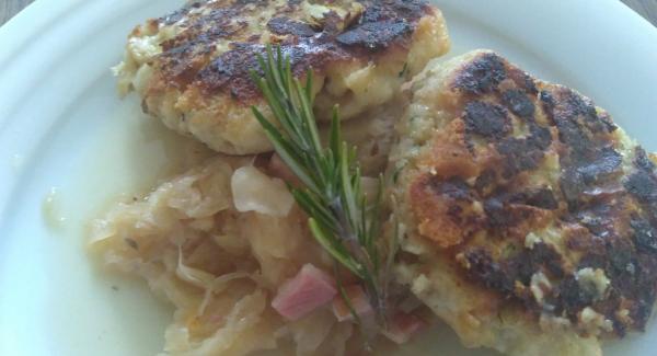 Tiroler Kaspressknödel und Specksauerkraut