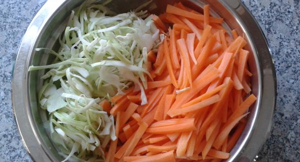 Weißkohl in feine Streifen schneiden, Karotten raspeln oder als Julienne-Gemüse schneiden.