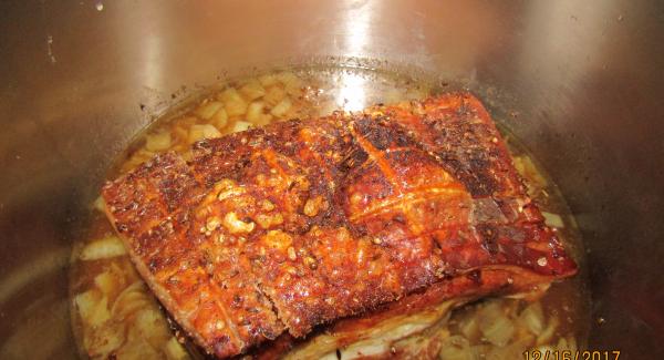 Navigenio auflegen und auf Stufe 1 ca. für 180 min braten. Fleisch immer wieder mit Sauce übergießen.