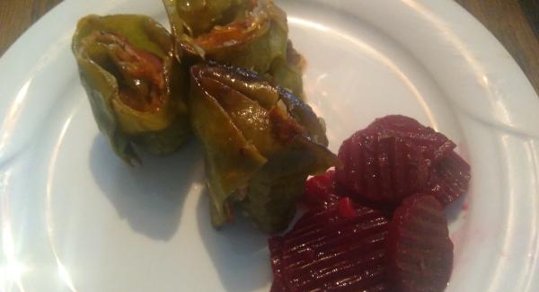 anrichten, dazu gibt es oft einen lauwarmen  Salat wie z.b. Rote Beete, Sellerie oder Kartoffelsalat.