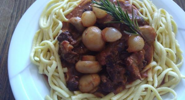 Nach der Garzeit die Fleischstücke heraus nehmen, und das Fleisch von den Knochen lösen. Die Soße  mit einem Zauberstab pürieren, mit der kalten Butter binden  und abschmecken. Die Champignons, Silberzwiebel und das Fleisch zugeben und kurz erwärmen. Fertig. Als Beilage zu solch aufwendigen Schmorgerichten passt am besten eine einfache Pasta oder ein gedämpfter mehliger Kartoffel, um die Soße aufzusaugen.