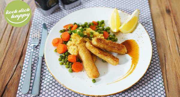 Fischstäbchen mit Kartoffelnbrei und Gemüse