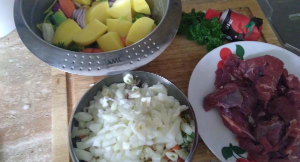 Die gelben und weißen Rüben, und die Kartoffeln schälen und mit einem scharfen Messer in Form bringen. Die roten Zwiebel achteln, die Frühlingzwiebel in Rauten schneiden. Die Gemüse Abschnitte mit den weißen Zwiebel und dem Knoblauch im Quick Cut fein hacken.