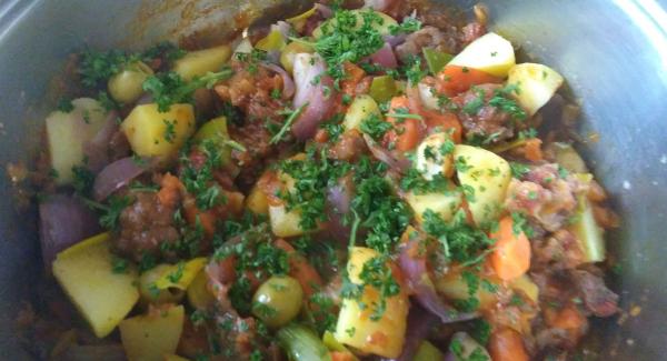 Das Gemüse mit dem Ragout vermischen und mit der gehackten Petersilie bestreuen. Zum Schluß mit Olivenöl verfeinern und fertig ist der Navarin.