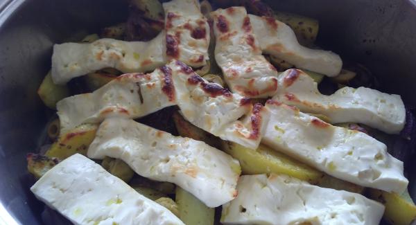 mediterane Backkartoffeln mit roten Zwiebeln, Oliven und Feta